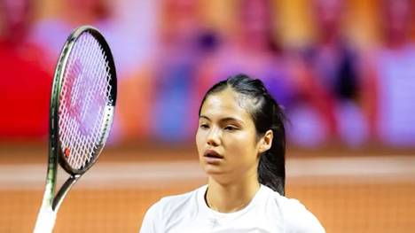 Kurz vor dem WTA-Turnier in Stuttgart sorgt Tennisstar Emma Raducanu für Aufsehen. Eigentlich outete sich die 19-Jährige als Arsenal-Fan, doch trainierte dann aber in Stuttgart im Spurs-Trikot. 