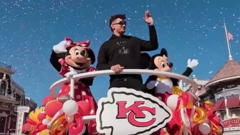 Patrick Mahomes hat den Triumph beim Super Bowl mit seiner Familie in Disneyland gefeiert. Der Chiefs-QB hofft, neben dem Fantrubel auch etwas Zeit für das ein oder andere Fahrgeschäft zu haben.