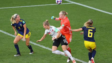 Die schwedische Fußball-Nationaltorhüterin Hedvig Lindahl hat nach dem Sieg ihrer Nationalmannschaft gegen Deutschland bei der Frauen-WM 2019 eine grauenhafte Morddrohung erhalten.