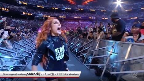 Acht Monate nach der Geburt ihrer Tochter feiert Becky Lynch ihr Comeback bei WWE: Ihr Überraschungs-Auftritt beim SummerSlam bringt das Stadium zum Explodieren.