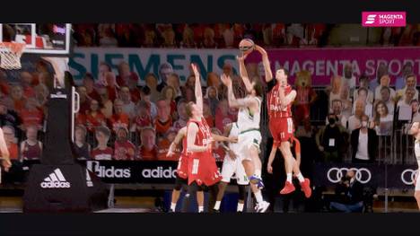 Die Basketballer des FC Bayern sind zum ersten Mal in die EuroLeague-Playoffs eingezogen. So emotional waren die letzten Sekunden vor dem größten Erfolg der Klubgeschichte.