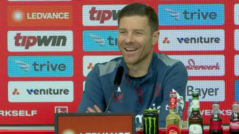 Auf die Frage, ob die Eltern des Leverkusen-Trainers beim Spiel gegen den FC Bayern zusehen werden, gibt Xabi Alonso eine kuriose Antwort und sorgt für einen Lacher.