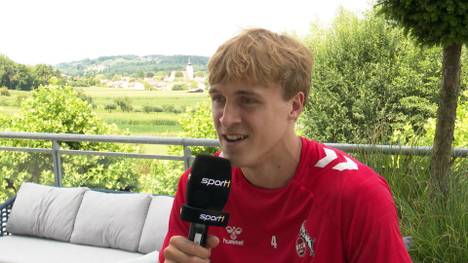 Im Trainingslager des 1. FC Köln spricht Verteidiger Timo Hübers über den Verein und dessen Fans.