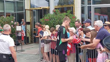 Bei der Abfahrt des FC Bayern München zum Training nimmt sich im Gegensatz zu vielen Teamkollegen ausgerechnet Alexander Nübel reichlich Zeit, um Autogrammwünsche zu erfüllen.