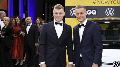 Felix und Toni Kroos haben in ihrem Podcast über den Wechsel von Max Kruse zum VfL Wolfsburg gesprochen. Eine kleine Stichelei konnte sich Felix dabei nicht verkneifen.