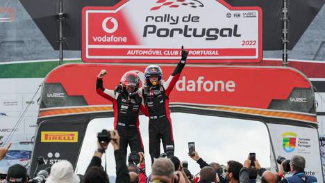 Kalle Rovanperä gewinnt in Portugal den dritten WRC-Lauf in Folge. Die schwierigen Bedingungen bringen viele Fahrer zur Verzweiflung.