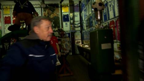 Schalkes Edel-Fan Klaus Herzmanatus lädt ein in sein königsblaues Museum - und erklärt, warum man es als Fans der Königsblauen aktuell nicht leicht hat.