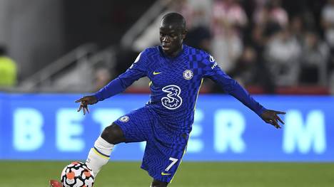 Bis kommenden Sommer steht der französische Nationalspieler N’Golo Kanté noch beim FC Chelsea unter Vertrag. Ein Bundesligist soll sich aber bereits umgehört haben.