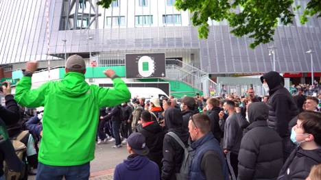 Werder Bremen steigt nach dem 2:4 gegen Gladbach in die 2. Bundesliga ab. Nach dem Spiel randalieren wütende Fans vor dem Weser-Stadion und skandieren: "Vorstand raus!"