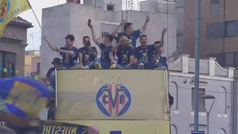 Der FC Villarreal hat die Europa League gewonnen. Die Mannschaft wurde von tausenden Fans jubelnd empfangen und gefeiert.
