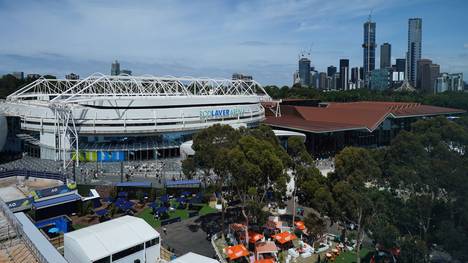 Die Australian Open der Tennisprofis starten wie erwartet mit drei Wochen Verspätung.