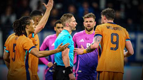 Die Europäische Fußball-Union will bei der EM-Endrunde in Deutschland eine Rudelbildung auf dem Spielfeld nach umstrittenen Schiedsrichter-Entscheidungen konsequent unterbinden.
