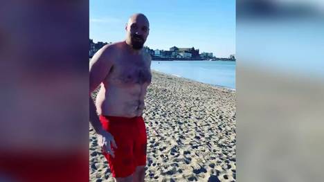 Box-Weltmeister im Schwergewicht Tyson Fury zeigt sich auf Instagram wie er ausgelassen im Meer badet. Dabei stößt seine Figur bei Anhängern auf Kritik.