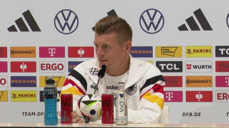 Toni Kroos spricht auf der DFB-PK über seinen Real-Kollegen Antonio Rüdiger. Der Mittelfeldregisseur singt ein Loblied auf den Innenverteidiger.