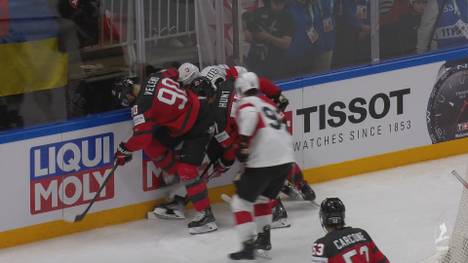 Unsportlichkeit in der Partie Kanada gegen Schweiz bei der Eishockey-WM! Joe Veleno tritt im Bandenkampf Nino Niederreiter aufs Bein. Unfassbar: Der Kanadier erhält für die Aktion KEINE Strafe, Niederreiter hingegen schon.