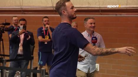 James Maddison von Leicester City kommt verspätet zum Pressetermin mit der Englischen Nationalmannschaft. Grund dafür ist ein Darts-Duell gegen einen Reporter.