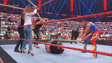 Bei WWE RAW muss sich Seth Rollins' Jünger Murphy gegen die gesamte Mysterio-Familie wehren. Auch Reys Tocher Aalyah wird handgreiflich.