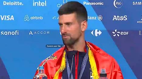 Nach seinem olympischen Gold spricht Tennis-Star Novak Djokovic auf der Pressekonferenz über die Bedeutung des Edelmetalls für ihn und lobt Finalgegner Carlos Alcaraz.