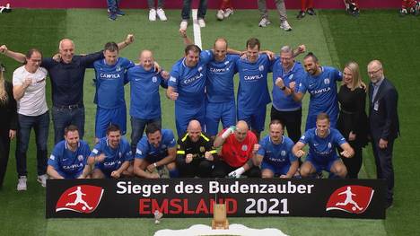 Der SV Meppen gewinnt im achten Anlauf zum ersten Mal den Budenzauber Emsland. Vor über 2000 Zuschauern setzen sich die Lokalmatadoren im Finale gegen Bayer Leverkusen durch.