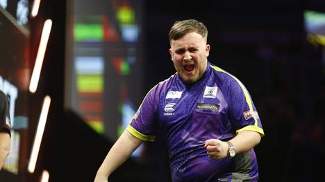 Luke Littler gewinnt am neunten Spieltag der Premier League of Darts seinen ersten Abend und schlägt im Finale Nathan Aspinall mit 6:4 in Belfast.