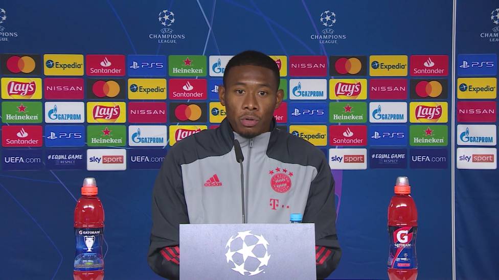 Der FC Bayern hat sein Angebot zu einer Vertragsverlängerung mit David Alaba zurückgezogen. Auf der Pressekonferenz reagiert der Innenverteidiger überrascht.