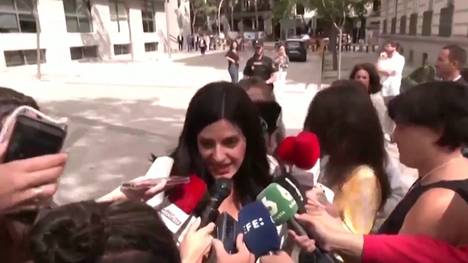 Carla Vall, Anwältin von Weltmeisterin Jennifer Hermoso, gab an, dass der Kuss von Luis Rubiales ohne Zustimmung passiert sei. Nach dem Gerichtstermin in Madrid nahm die Juristin Stellung.