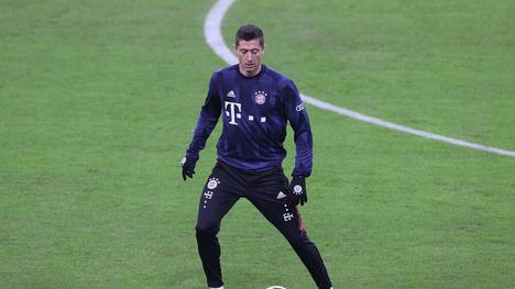 Sportvorstand Hasan Salihamidzic sorgt sich angesichts der vielen engen Bayern-Spiele um Weltfußballer Robert Lewandowski.