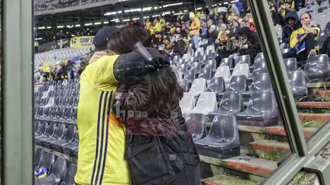 Das EM-Qualifikationsspiel in Brüssel zwischen Belgien und Schweden wird in der Halbzeitpause abgebrochen. Der Grund sind tödliche Schüsse in der Nähe des Stadions. 