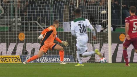 Der FC Bayern kassiert im Pokal bei Borussia Mönchengladbach eine historische Klatsche. Nagelsmann schaut aus dem Home office zu, Upamecano steht komplett neben sich. Alle Tore und Highlights im Video.