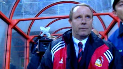 Berti Vogts übernimmt am 18. November 2000 den Trainerposten bei Bayer 04 Leverkusen. Der erhoffte Erfolg bleibt allerdings aus - nur sechs Monate hält sich der Ex-Bundestrainer im Amt.