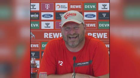 Köln-Trainer Steffen Baumgart gab eine Pressekonferenz, die im ersten Moment für Verwunderung sorgte und im Netz viral ging. 