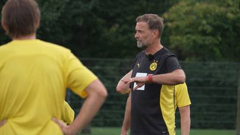 Jürgen Klopp gibt beim Abschlusstraining für das Abschiedsspiel von Jakub Blaszczykowski und Lukasz Piszczek sein Comeback im Dortmund-Dress. 