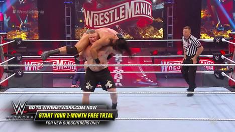 Zu Beginn des WrestleMania-Hauptkampfs muss Herausforderer Drew McIntyre heftige Aktionen von WWE-Champion Brock Lesnar einstecken - lässt sich aber nicht kleinkriegen.