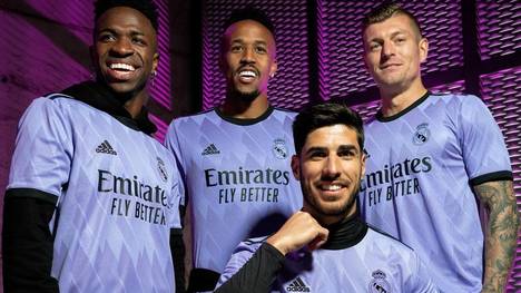 Die neue Saison 2022/23 ist da - und die neuen Auswärtstrikots auch! "Blanco y morado“ ist das Motto für die Real-Trikots 2022/23, also die Vereinsfarben Weiß und Violett.