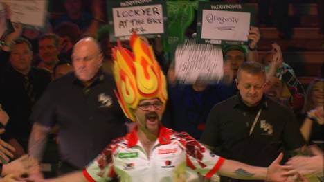 Damon Heta ist bekannt für seine verrückten Walk-Ons. Bei seinem ersten Spiel der Darts-WM 2024 hat er sich wieder etwas neues einfallen lassen.