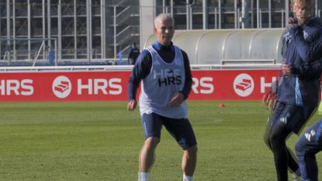 Schalkes neuer Trainer Kees van Wonderen steht am Wochenende vor seinem ersten Spiel. Ein aussortierter Profi könnte nun wieder zum Einsatz kommen.