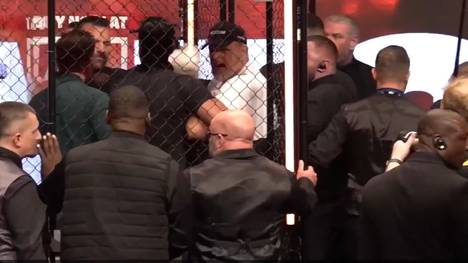 Beim Face-off vor dem Showmatch zwischen KSI und Tommy Fury betritt Fury-Vater John den Käfig und ist nicht mehr zu bremsen.