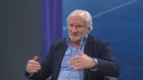 Rudi Völler belächelt im CHECK24 Doppelpass das ominöse "Bayern-Gen", dass den Münchnern so oft nachgesagt wird. Der Geschäftsführer von Leverkusen findet das geflügelte Wort "bescheuert".