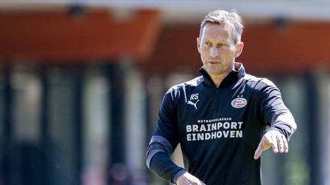 Trainer Roger Schmidt von der PSV Eindhoven hat Mario Götze weniger mit sportlichen als mit persönlichen Argumenten von dessen Schritt in die Niederlande überzeugt. 