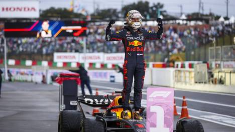 Max Verstappen krönt sich nach einem Chaos-Rennen zum Formel1-Weltmeister. Der Fahrer von Red Bull verteidigt damit seinen Titel und ist zum zweiten Mal Weltmeister.