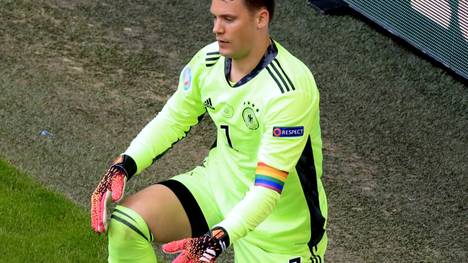 Manuel Neuer trägt als Zeichen gegen Homophobie und für Vielfalt bei der EM die Regenbogen-Kapitänsbinde. Leon Goretzka findet, dass das trotz Kritik von einigen Seiten so bleiben soll.