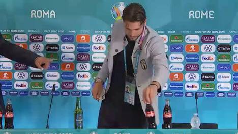 Cristiano Ronaldo hat mit dem Wegstellen einer Cola-Flasche offenbar für einen Trend gesorgt. Italiens Manuel Locatelli ahmt den portugiesischen Mega-Star nach.