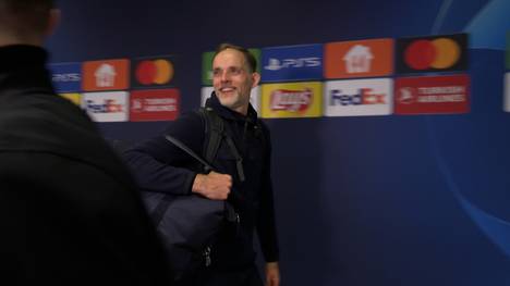 Thomas Tuchel lässt nach dem bitteren Champions-League-Aus gegen Manchester City die wartenden kurz Hoffen. Der Bayern-Trainer wartet aber dann doch lieber auf ein Statement in der Pressekonferenz.