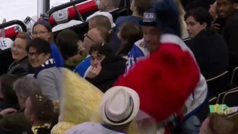 Kuriose Szenen bei der Eishockey-WM. Und das ausnahmsweise nicht auf dem Eis. Auf der Tribüne gerät ein Fan mit dem Maskottchen aneinander.