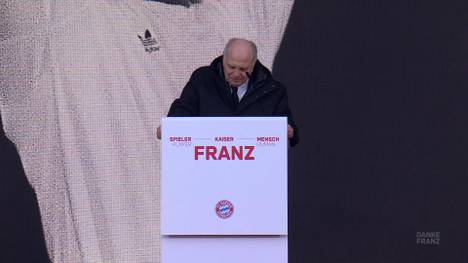 Uli Hoeneß gedenkt Franz Beckenbauer mit einer ergreifenden Rede. Beim Ehrenpräsidenten des FC Bayern sind die Emotionen sichtbar.