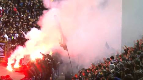 Nach dem wichtigen 1:0-Heimsieg gegen Jahn Regensburg im Aufstiegskampf der 3. Liga feiern die Ulmer Fans ihre Spieler nach Abpfiff mit einer Pyro-Show.