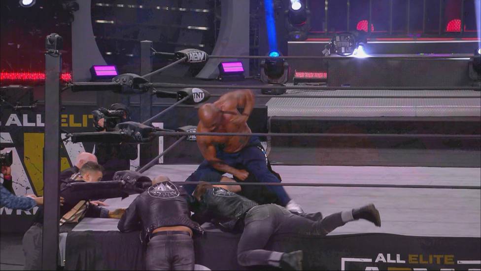 Bei AEW Dynamite mischt Box-Legende Mike Tyson wieder den Wrestling-Ring auf: Er kommt dem alten Rivalen Chris Jericho zu Hilfe - und verprügelt dessen Feind Shawn Spears.