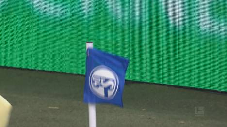 In der 65. Spielminute schubst Georgino Rutter den Schalker Alex Kral in die Eckfahne, folglich fliegt die Fahne von der Eckstange. Erst nach mehreren Minuten ist das Problem behoben.