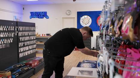 Bei Materialfragen kennt sich Martin Schindler aus: Im Darts-Shop kann er Kunden beraten, auch für die eigenen Darts hat er eine Lösung. Seine Familie gibt der deutschen Nummer 1 Rückhalt.