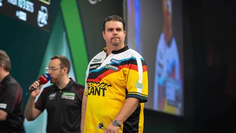 Gabriel "German Giant" Clemens verlässt die große Bühne. In der ersten Runde verliert der Deutsche, nach einer kurzfristigen Aufholjagd, das Match gegen Robert Owen. Damit ist der erste deutsche Darts Profi bei dieser WM raus. 